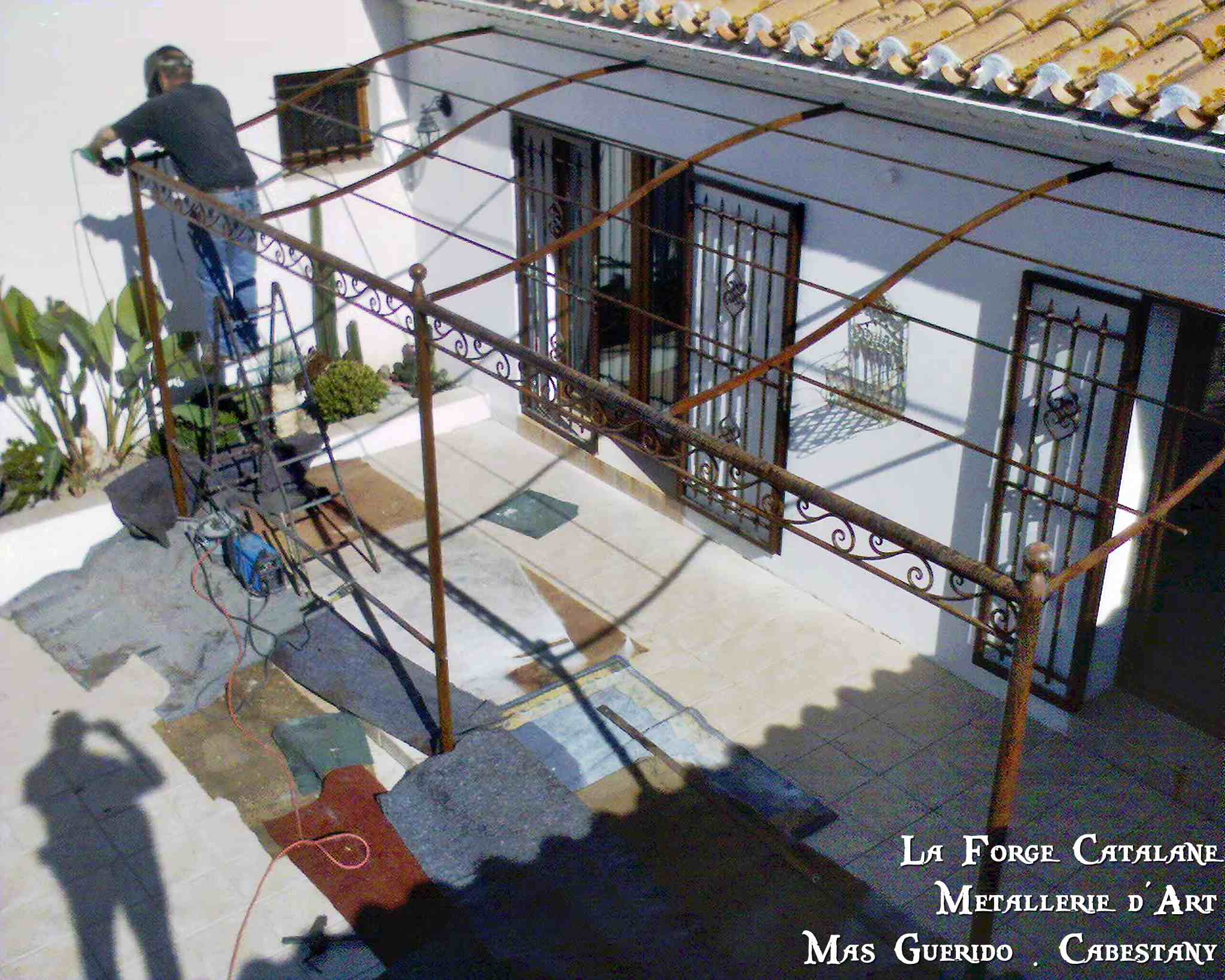 demi chapeau gendarme pergola frise volutes fer Forge Catalane Cabestany.jpg